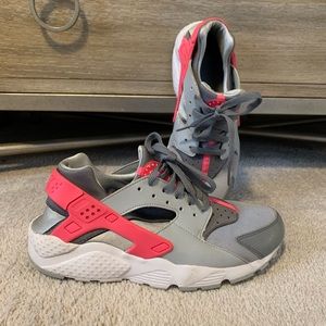**Clearance***
RARE FIND** Nike Huarache’s (2016) Size 7Y 👟